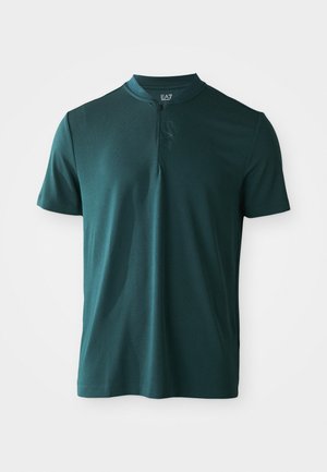 Zila īsām piedurknēm sporta krekls ar mazu priekšējo rāvējslēdzēju un diskretu EA7 logotipu uz krūšu un apkakles.