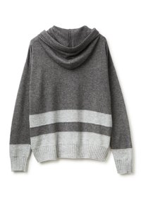 Šedá mikina vyrobená z měkkého materiálu, vybavená kapucí, žebrovaným lemem a světlými šedými pruhy v dolní části. Texturovaný povrch.