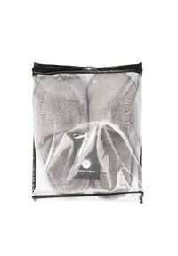 Grå plyschtofflor förpackade i en transparent plastpåse, med mjuk textur och diskret varumärkning på sidan. Svart dragkedjestängning.