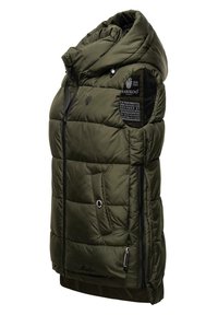 Gilet matelassé vert olive avec un col montant, fermeture éclair sur le devant, poches latérales et détails de logo. Texture lisse et motif matelassé.