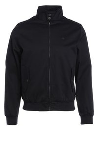 Chaqueta negra con cremallera, cuello alto, dos bolsillos con solapa y botones, puños y cintura elásticos, vista frontal.