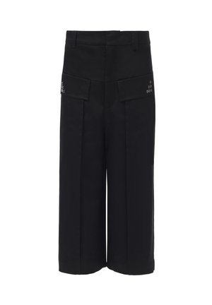 Pantalones de pierna ancha negros, fabricados con tejido suave, que cuentan con dos bolsillos delanteros, bolsillos traseros y detalles decorativos en los bolsillos.