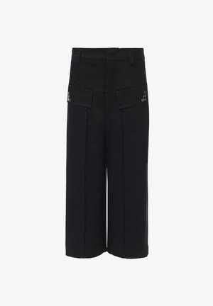 Pantalones de pierna ancha negros, fabricados con tejido suave, que cuentan con dos bolsillos delanteros, bolsillos traseros y detalles decorativos en los bolsillos.