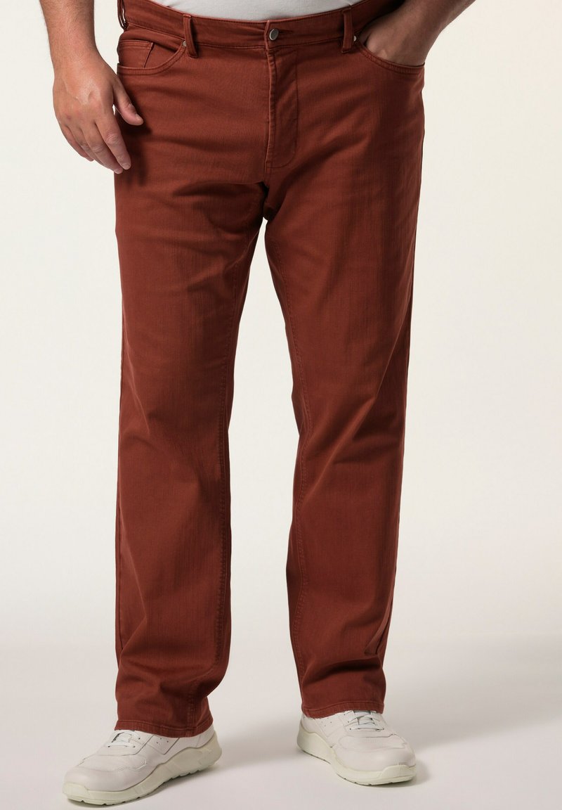 Pantaloni dritti di colore ruggine realizzati in un tessuto con una sottile trama. Presentano tasche frontali, passanti per la cintura e una chiusura con zip.