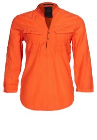 Chemise orange à manches longues en tissu léger, dotée d'une patte de boutonnage à demi, de deux poches poitrine et de détails froncés au niveau du col.