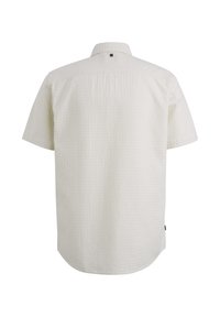 Camisa de manga corta en tejido blanco texturizado con un patrón geométrico, que cuenta con un cuello tipo botón y un pequeño logo en la parte posterior.