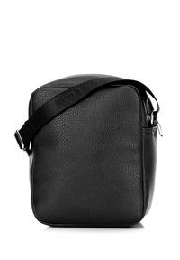 Borsa a tracolla nera in pelle, forma quadrata, superficie testurizzata, tracolla regolabile, tasca laterale con zip, design minimalista, hardware robusto.