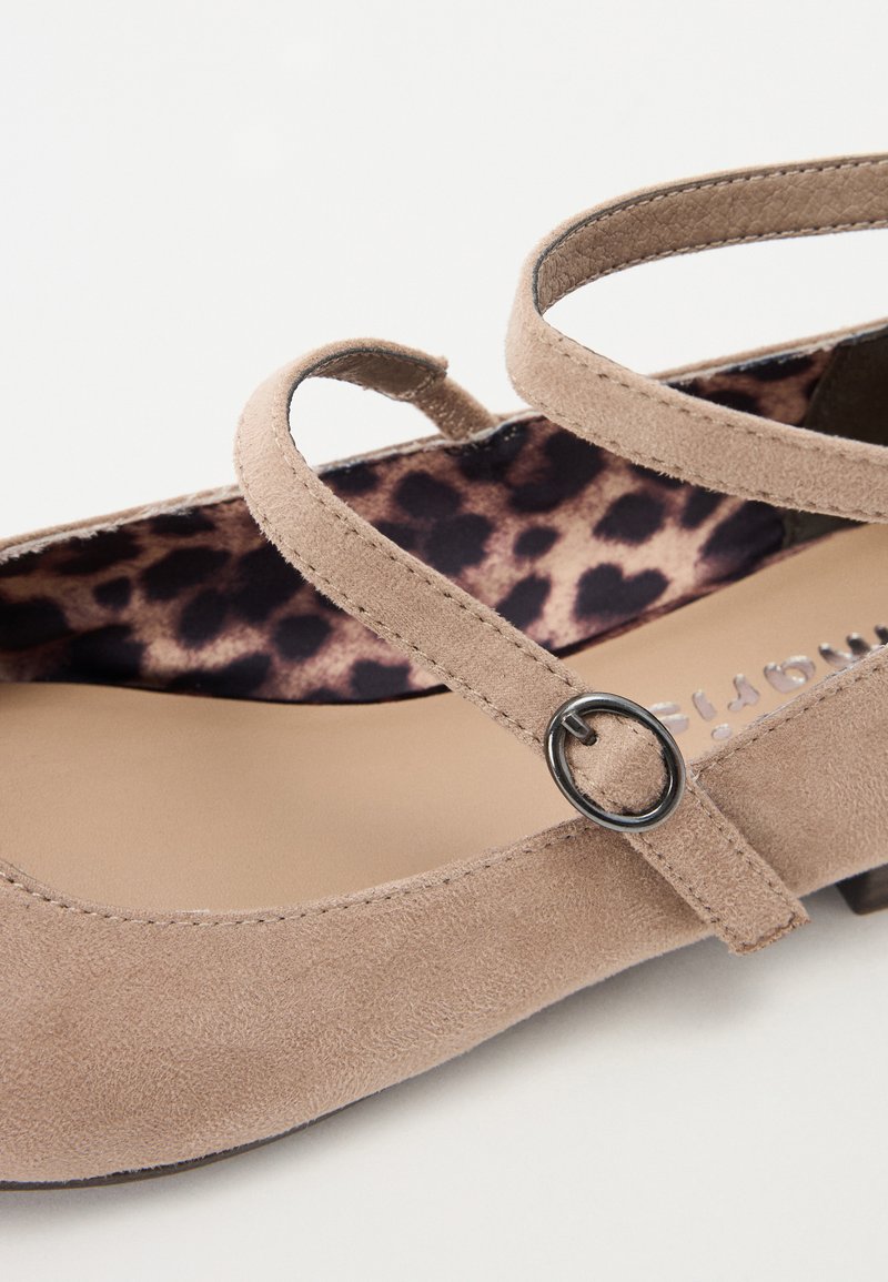 Beige Wildleder-Mary-Jane-Schuh mit zwei Riemen, einem runden Schnallen-Detail und einem Leopardenmuster-Innenfutter. Runde Zehenpartie und niedriger Absatz.