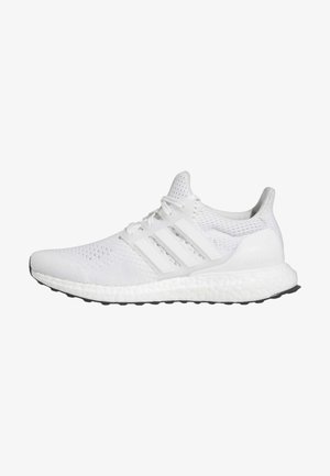 Chaussure de course blanche avec un dessus en tricot respirant, trois rayures blanches et une semelle extérieure texturée noire. Équipée d'une semelle responsive boost.