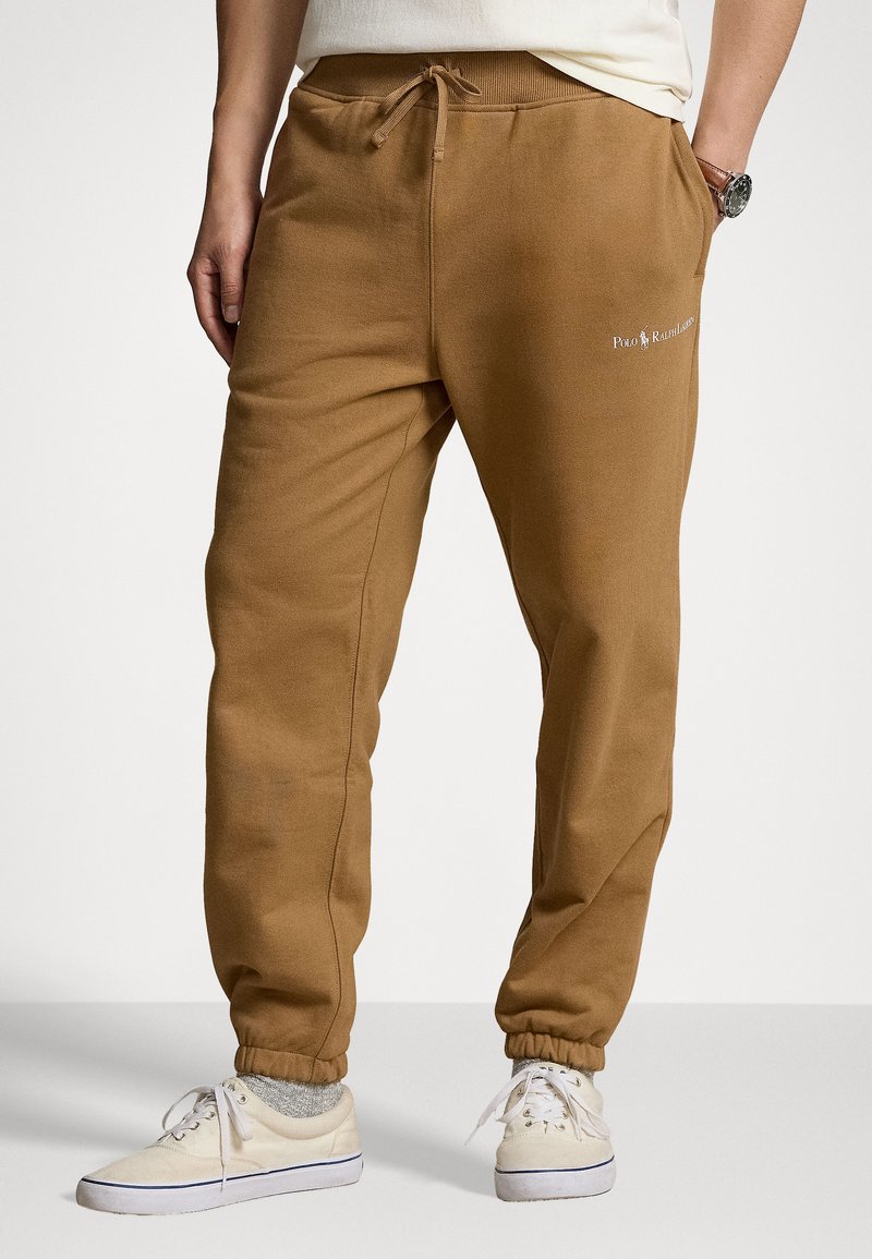 Polo Ralph Lauren RELAXED FIT LOGO FLEECE TRACKSUIT BOTTOM - Tracksuit bottoms - rustic tan