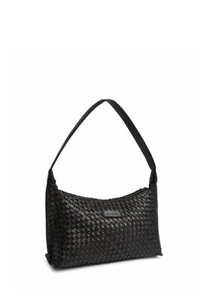 Sac à bandoulière en cuir tressé noir avec une sangle unique et une petite étiquette de marque rectangulaire à l'avant.