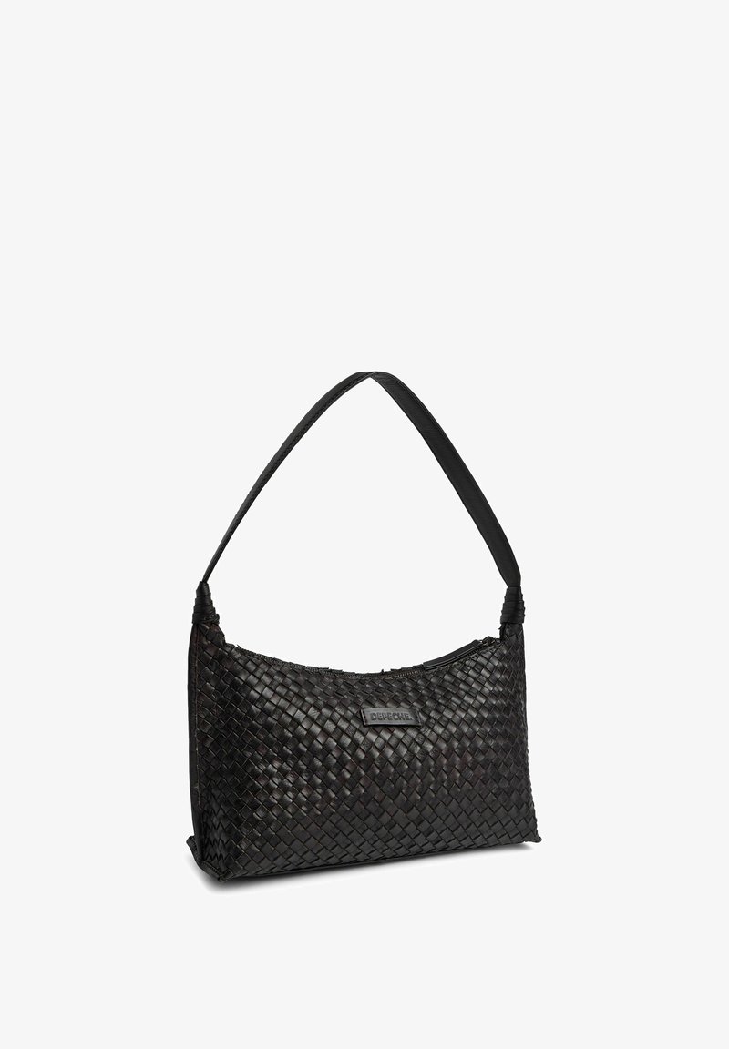 Sac à bandoulière en cuir tressé noir avec une sangle unique et une petite étiquette de marque rectangulaire à l'avant.