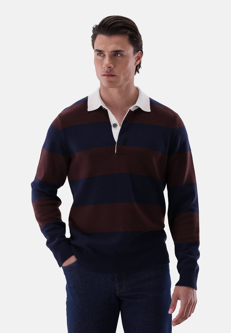 Marineblauer und burgunderfarbener gestreifter Pullover mit weißem Kragen, Knopfleiste sowie gerippten Bündchen und Saum. Das Material wirkt weich und strukturiert.