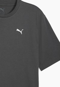 Camiseta de algodón gris oscuro con cuello redondo y mangas cortas. Presenta un logo blanco del Puma saltando en la parte izquierda del pecho.