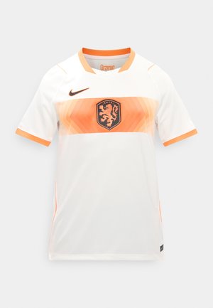 Biely futbalový dres s oranžovým geometrickým pásom cez hrudník, čiernym erbom leva v strede, oranžovým logom Nike a oranžovým lemom na golieri a rukávoch.
