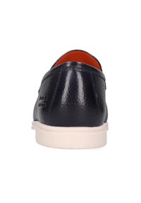 Marineblaue Lederschlupfschuhe mit strukturierter Oberfläche, weißer Gummisohle und kontrastierendem orangefarbenem Innenfutter. Verfügt über dezente dekorative Steppnähte.