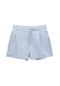 Pantaloni corti blu chiaro realizzati in tessuto morbido, caratterizzati da un design sartoriale, frontale piatto con pieghe e tasche laterali.