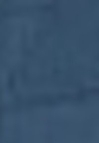 Tissu bleu foncé texturé avec une surface lisse, présentant des motifs subtils et des variations tonales partout, créant de la profondeur et un intérêt visuel.