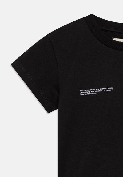 Svart T-shirt gjord av ekologisk bomull, med rund hals och korta ärmar. Text i vitt som anger skötselanvisningar på framsidan.