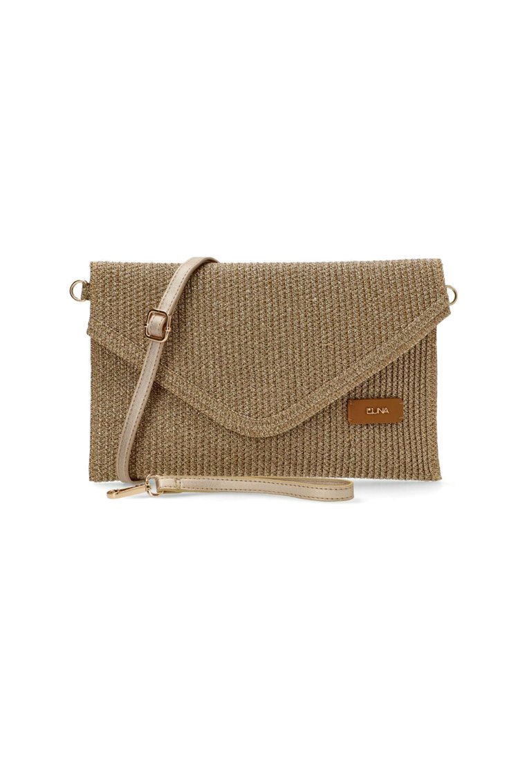 Bolso de mano de rafia beige con textura acanalada, cierre de solapa y correa desmontable de color beige claro. Presenta una pequeña etiqueta de marca marrón.