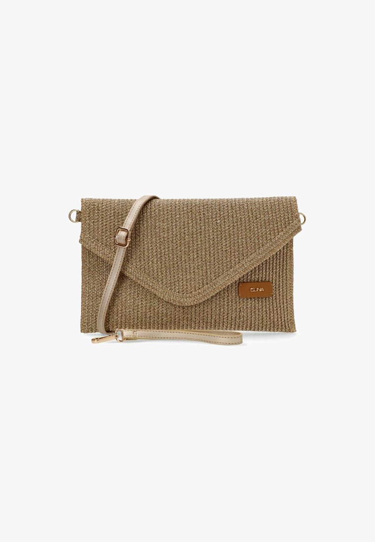 Bolso de mano de rafia beige con textura acanalada, cierre de solapa y correa desmontable de color beige claro. Presenta una pequeña etiqueta de marca marrón.