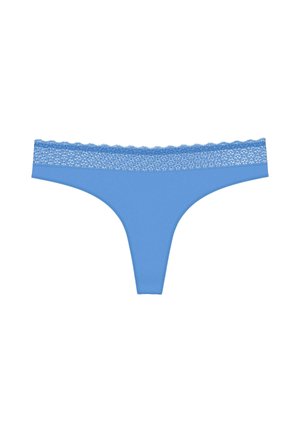 Hellblaue String-Unterwäsche mit einer Spitzenkante am Bund, flach auf einem weißen Hintergrund liegend.