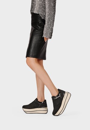 Queen Helena, X35-31 - Sneakers basse - nero