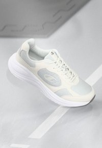 Baskets de sport blanches avec des accents bleu clair, dessus en maille et synthétique, semelle ronde et détails texturés sur le côté.