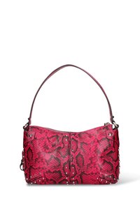 Sac à main en cuir d'effet peau de serpent rose avec accents cloutés, poignée incurvée et fermeture éclair. Présente un motif texturé et une finition brillante.