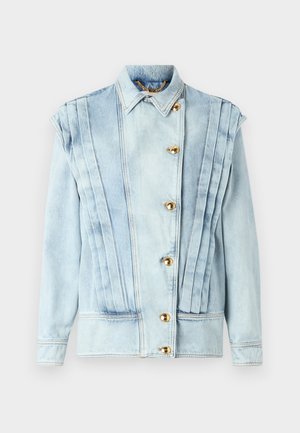 Helle blaue Jeansjacke mit strukturiertem Design, auffälligen vertikalen Falten, vier goldfarbenen Knöpfen und klassischem Kragen.