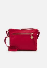 Borsa a tracolla rossa in pelle con tasca anteriore con zip, tracolla regolabile e accessori in metallo dorato. Texture liscia, forma rettangolare.