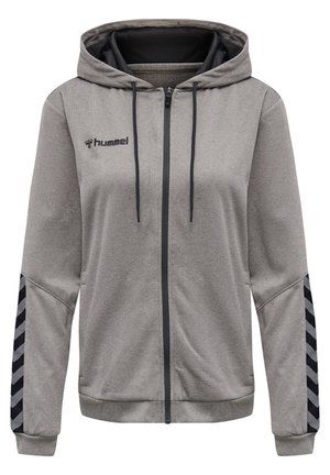 Grå zip-up hoodie i ett strukturerat tyg, med en svart logotyp, svarta dragsnören och randiga detaljer på ärmarna.