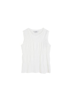 Blusa blanca sin mangas con escote redondo y detalle de tela fruncida en la parte delantera y laterales.