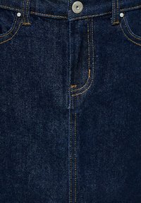 Temno denim krilo z visokim pasom, ki ima zlato šivanje, sprednje gumbno zapiranje in tradicionalne žepke. Gladka tekstura in klasičen dizajn.