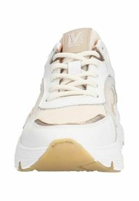 Witte sportschoenen met een bovenwerk van mesh en leer, crèmekleurige accenten en een gestructureerde zool. Voorzien van veters en een logo op de tong.
