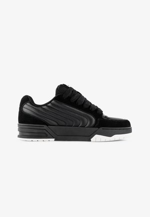 Czarne sneakersy z zamszowej i syntetycznej skórki, teksturowanymi bocznymi panelami, grubymi czarnymi sznurowadłami i białą gumową podeszwą.
