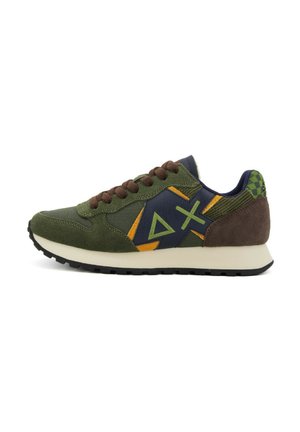 Zapatilla verde con acentos en azul marino, hecha de materiales de ante y textil, con cordones marrones, patrones triangulares en naranja y verde, y una suela negra.