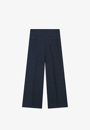 Vidbenede marineblå bukser med tynde hvide lodrette striber og en høj talje med vandrette striber.