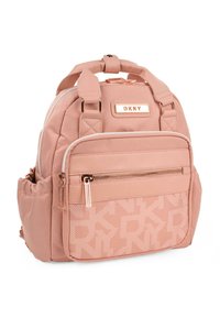 Mochila rosa de DKNY fabricada con un tejido duradero y con acentos acolchados, que cuenta con un bolsillo delantero con cremallera y un bolsillo de malla lateral para almacenamiento.