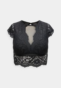 Μαύρο crop top από δαντέλα με κοντά μανίκια, που διαθέτει λουλουδένια σχέδια, διαφανές πάνελ στο μπροστινό μέρος και τελείωμα από δαντέλα με κυματιστό μοτίβο.