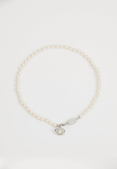 Collier en perles blanches composé de petites perles rondes et d'un fermoir en argent avec un pendentif circulaire affichant une plus petite perle.