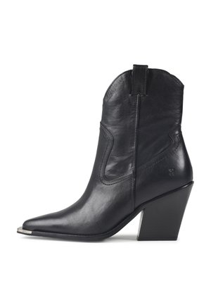 Botte de cowboy en cuir noir avec un bout pointu, un design épuré, un talon bloc haut et un détail d'accentuation sur le bout. Fini texturé.