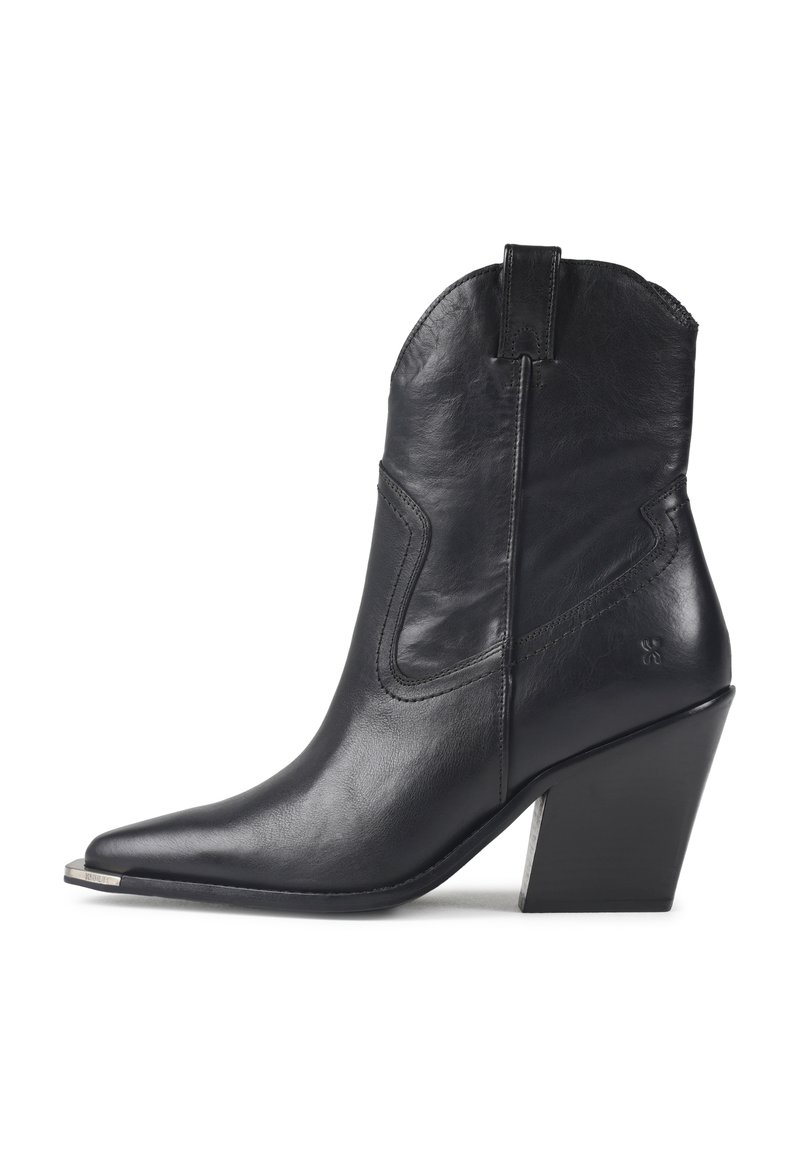 Stivale da cowboy in pelle nera con punta affusolata, design elegante, tacco a blocco alto e dettaglio accentuato sulla punta. Finitura testurizzata.