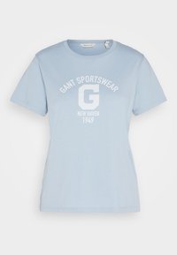 Lichtblauwe katoenen T-shirt met korte mouwen en een ronde halslijn. Bevat een wit bedrukt logo en tekst: "GANT SPORTSWEAR NEW HAVEN 1949."