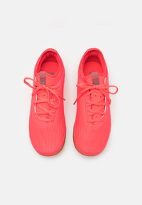 Under Armour MAGNETICO SELECT 4 INDOOR - Saalijalgpalli saapad - racer red/clay green