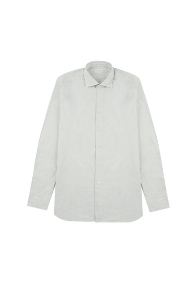 Camicia da uomo a maniche lunghe in blu chiaro e righe bianche. Presenta un colletto, bottoni frontali e un orlo dritto con polsini abbottonati.