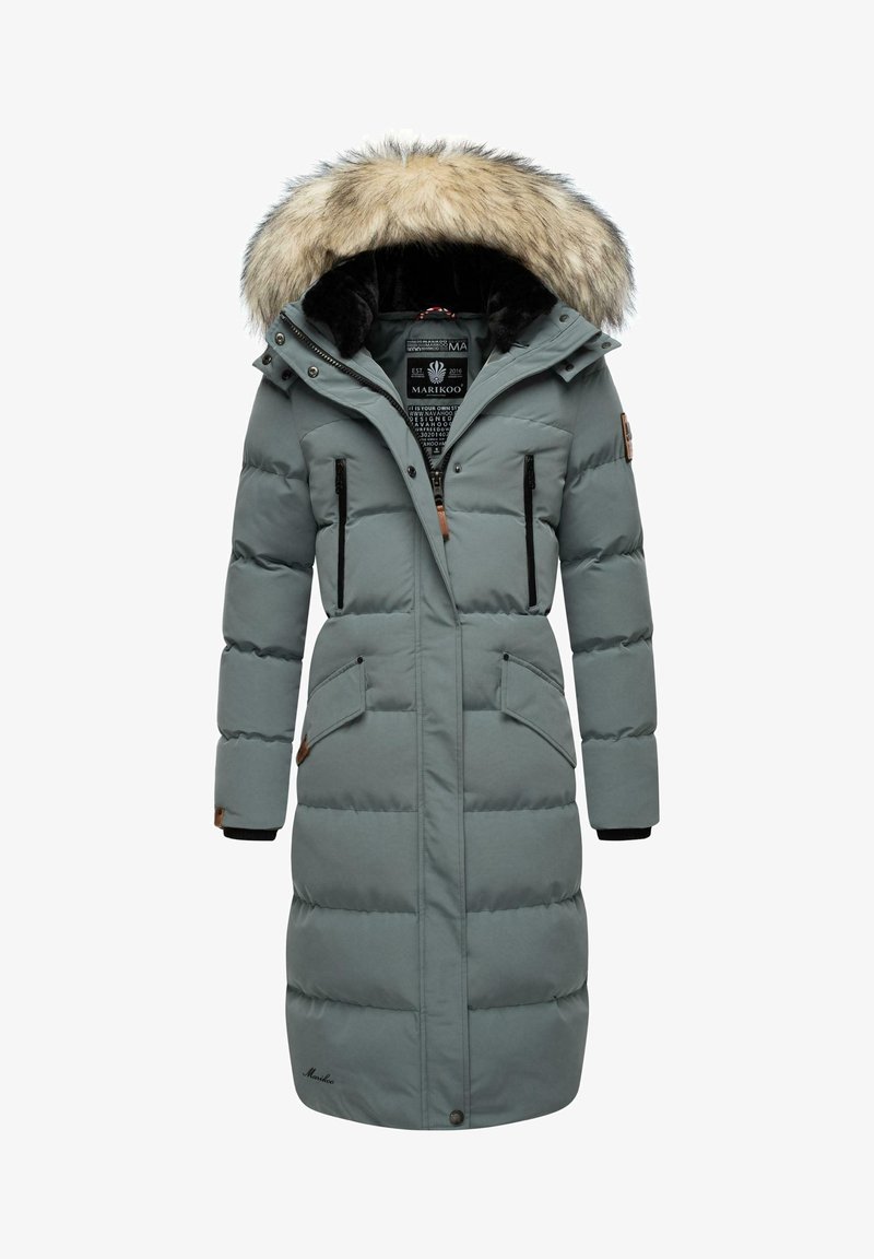 Pehmea pikkade varrukatega mantel tuhmilt hallis toonis, millel on kunstkarusnahast ääristus kapuutsil, lukuga taskud ja nahast detailid. Tekstuuriga kangas, millel on õmmeldud muster.