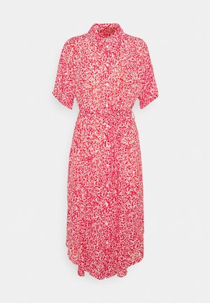 Robe midi imprimé abstrait rouge et blanc avec manches courtes, boutons sur le devant, col et ceinture à nouer à la taille.