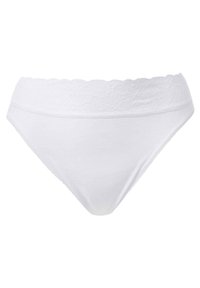 Witte katoenen string met een golvende kanten tailleband en een gladde textuur. Klassieke slipvorm met een ontwerp dat volledige achterkant bedekking biedt.