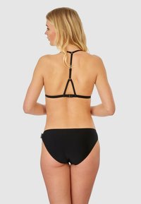 Bikini noir avec un haut triangulaire à bretelles réglables et une fermeture à clip. Le bas est de style hipster simple avec une texture lisse.